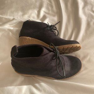 Bass Cali Black Faux Suede on Rubber Wedge, Sz 7